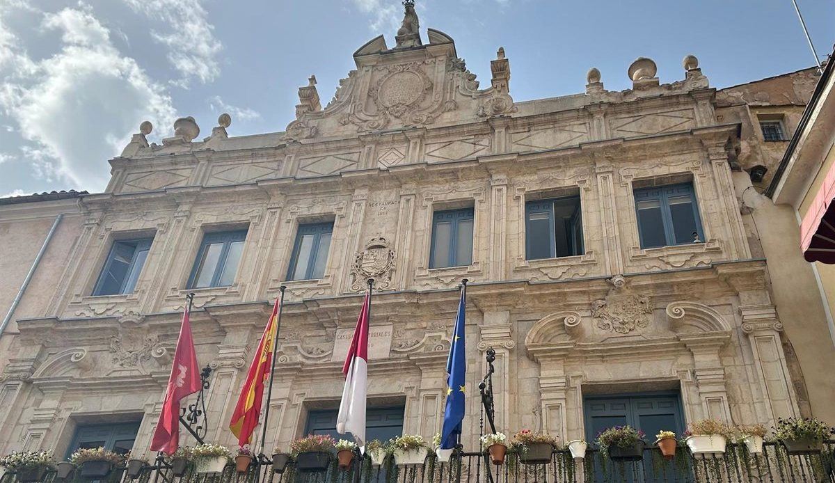 Pontones jura su acta en Cuenca con una promesa a Gómez Cavero: "Tu ausencia será la guía de mi trabajo"