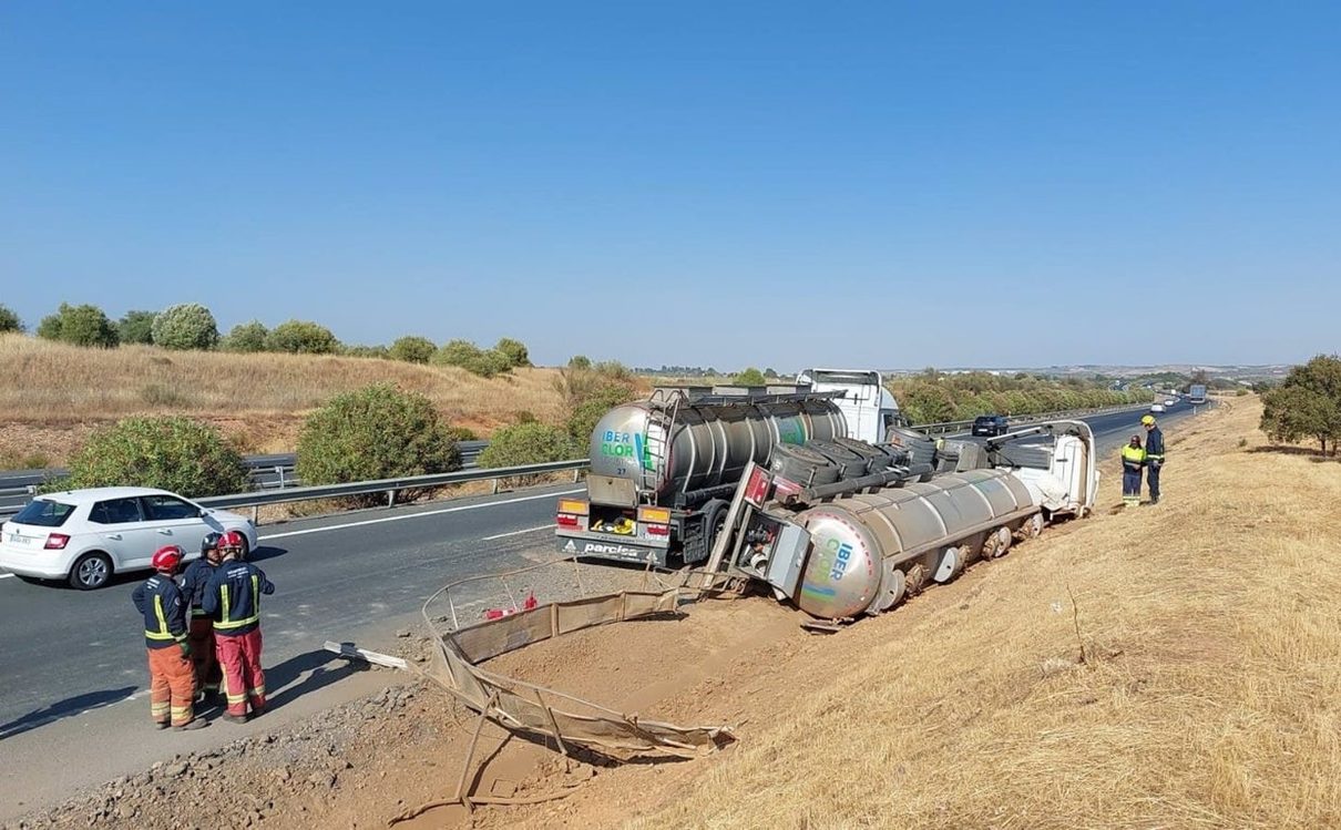 Un camión con mercancías peligrosas vuelca en la A-40 y corta la autovía durante casi veinte horas