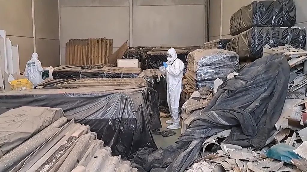 Un empresario de La Sagra acumula en secreto más de 50 toneladas de amianto mientras sus trabajadores respiran sin protección