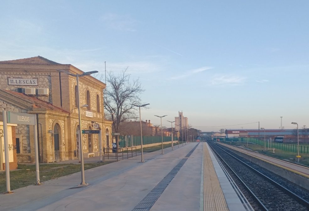 Un poste eléctrico derribado por un accidente de tráfico paraliza durante horas los trenes entre Illescas y Griñón
