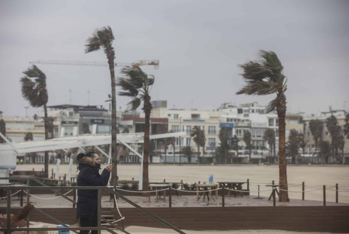 Alerta naranja por calor y tormentas en Valencia: rachas de viento, granizo y 39 grados sacuden la Comunitat