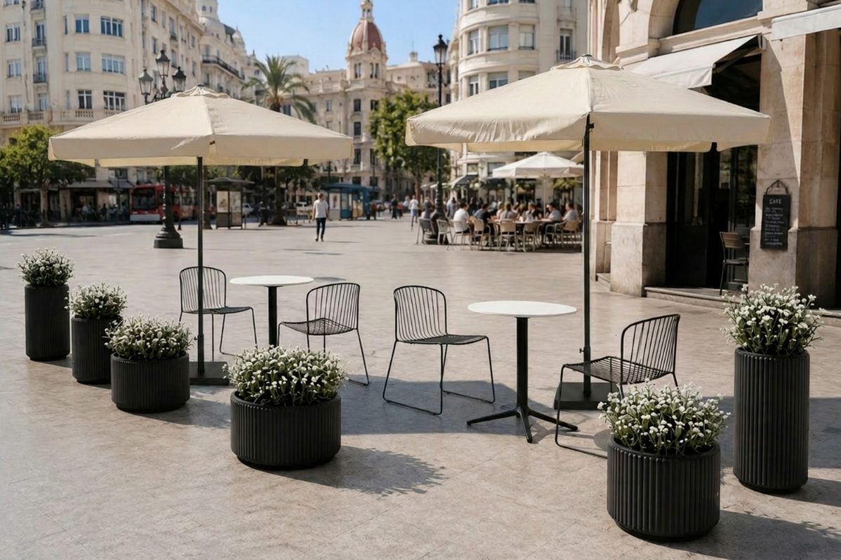Valencia renovará las terrazas de la plaza del Ayuntamiento con mobiliario de diseño a costa, en parte, del erario público