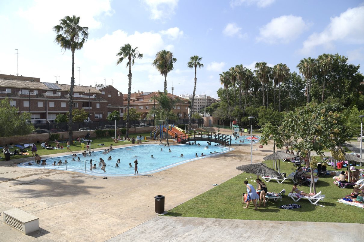 El polideportivo de Paiporta se convierte en oasis contra el calor con agua, sombra y actividades para todo el vecindario