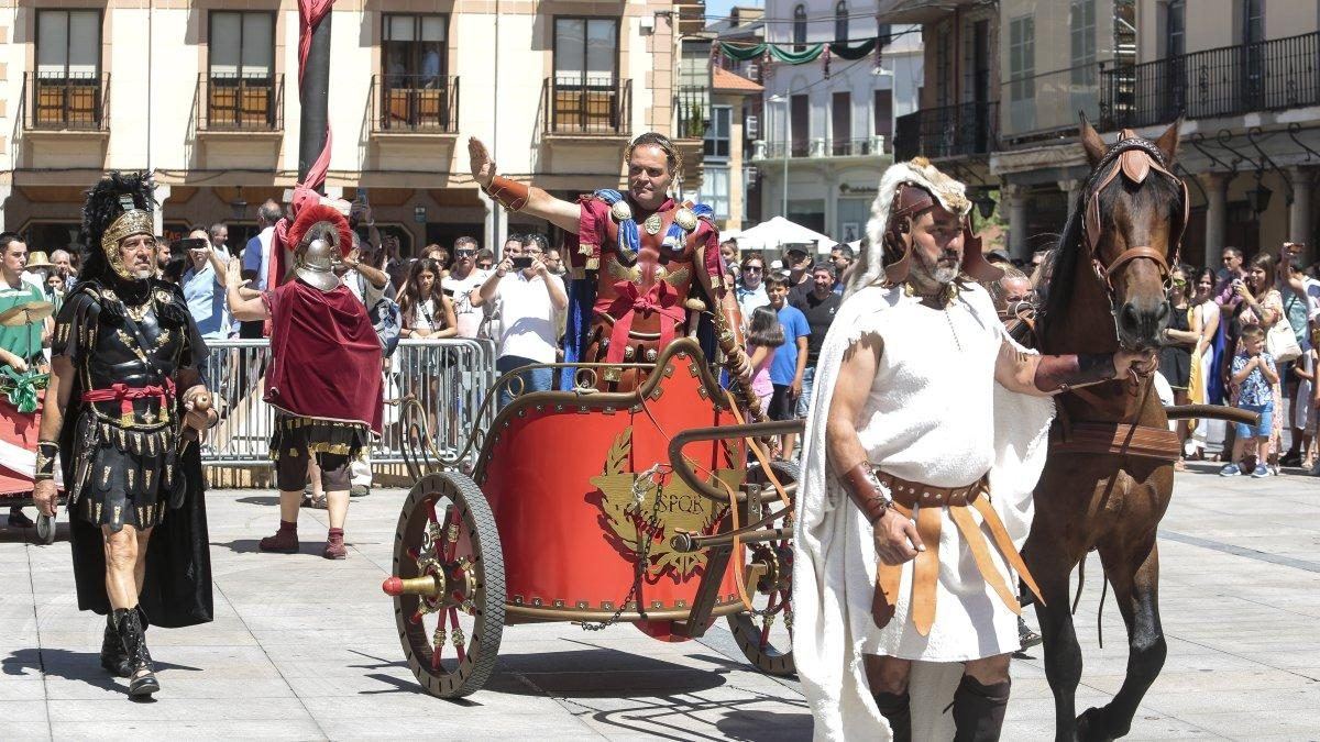Astorga se viste de toga y piel para celebrar cuatro décadas de historia viva