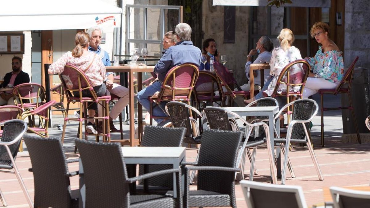 Las terrazas de Valladolid se quedarán sin humo: el Gobierno prepara la prohibición de fumar en bares, parques y conciertos