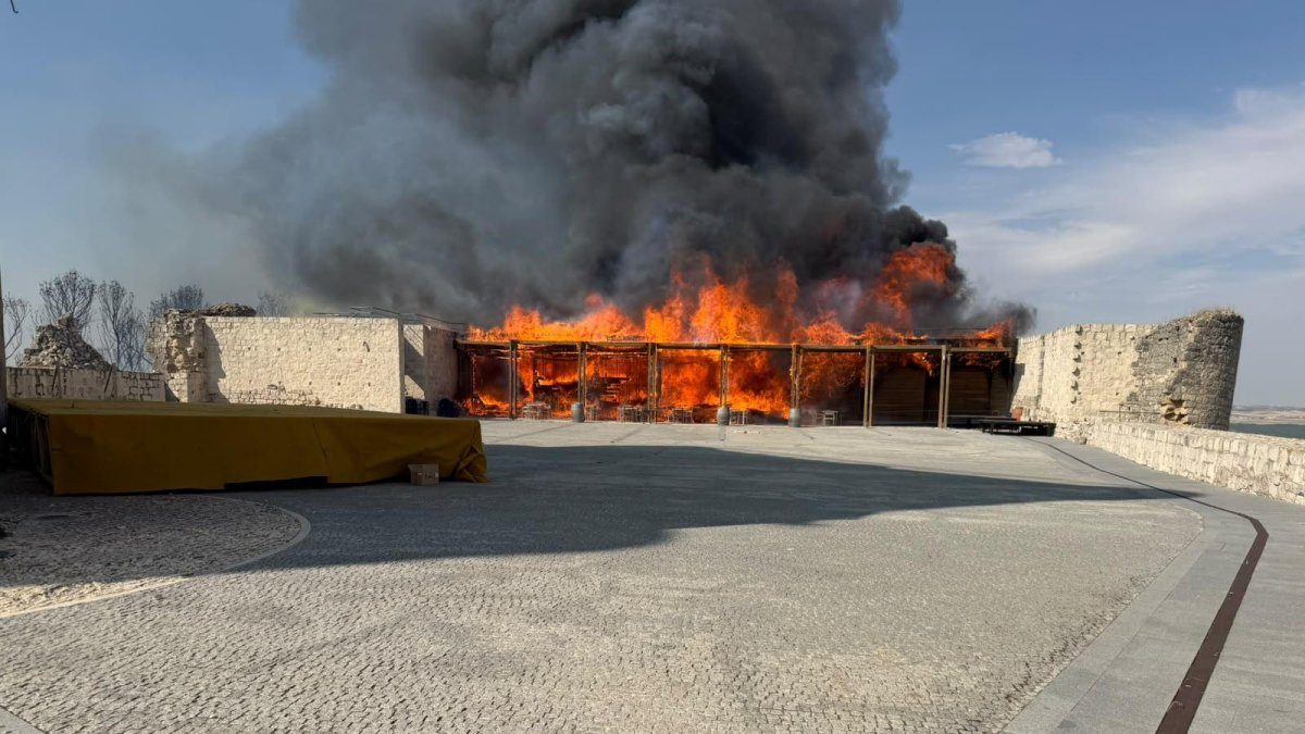 El fuego arrasa el bar y el centro de visitas del castillo de Íscar en un incendio que obligó a evacuar viviendas