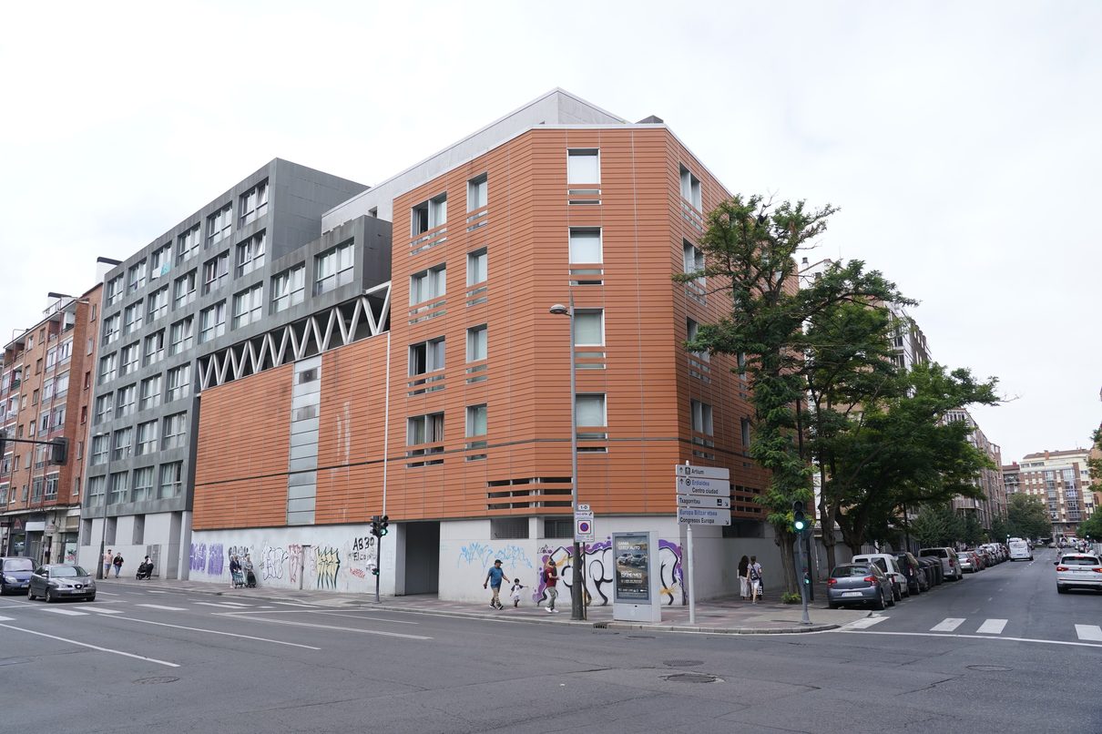 Un hombre de 42 años ingresa en la UCI del Txagorritxu tras ser apuñalado por su expareja en un piso social de Vitoria