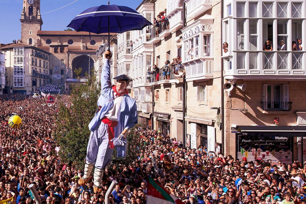 Vitoria recupera su memoria festiva con imágenes inéditas de La Blanca de 1957 y 1976