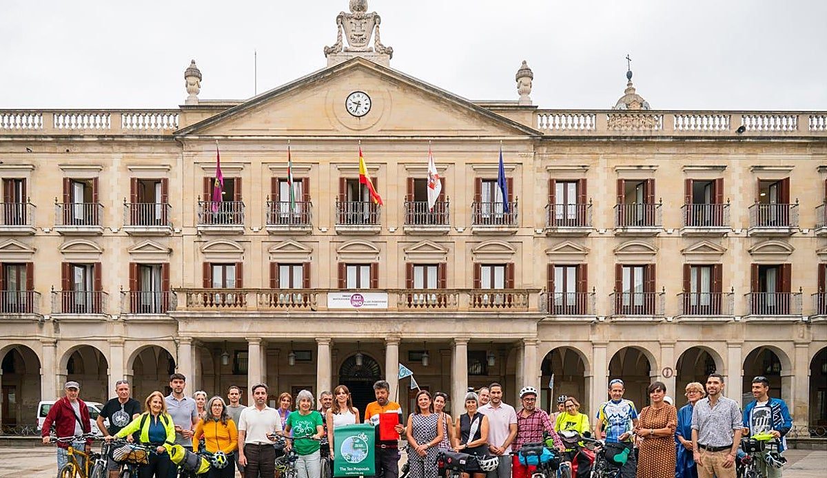 Vitoria se suma al pedaleo mundial por el clima con el respaldo unánime de sus representantes políticos