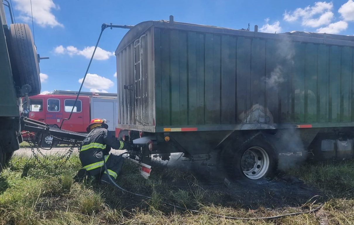 Un camión en llamas arrastra el fuego a una finca de cereal en la frontera alavesa con Castilla y León