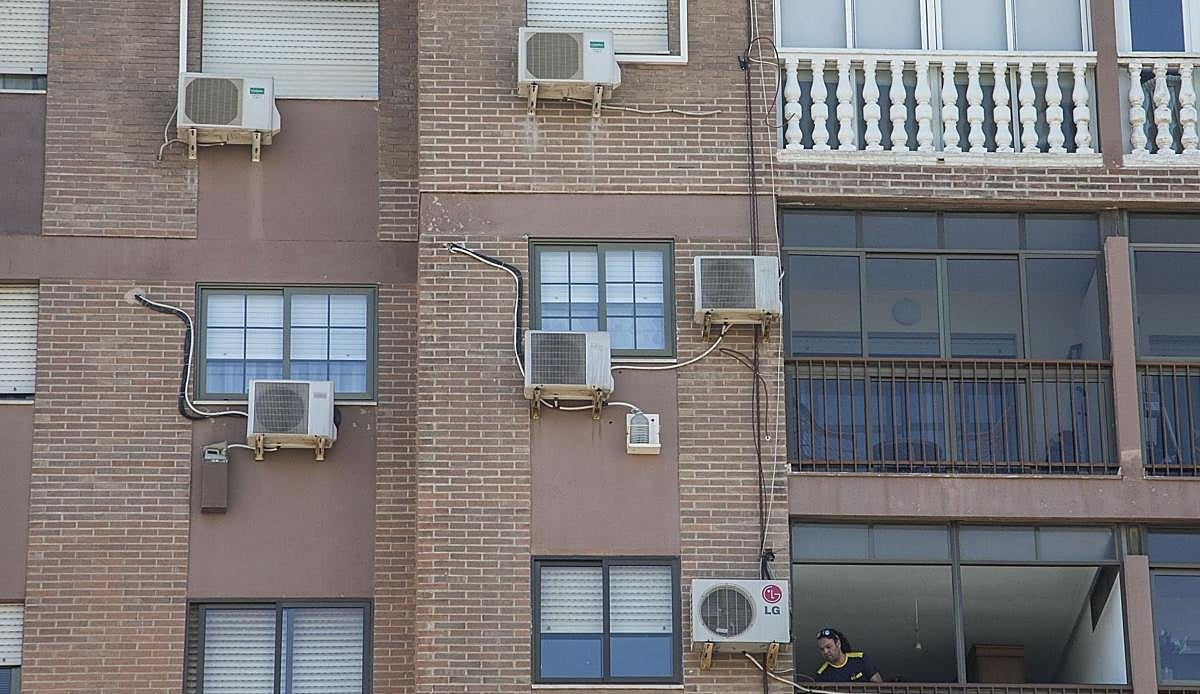 Vitoria plantea abrir la puerta a los aires acondicionados en fachadas tras un verano de récords de calor