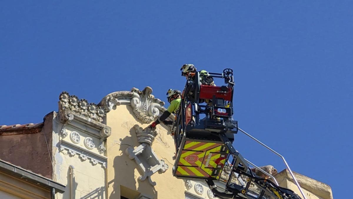 Alerta y curiosidad en la Plaza Mayor de Zamora ante la presencia de los Bomberos en uno de sus edificios históricos