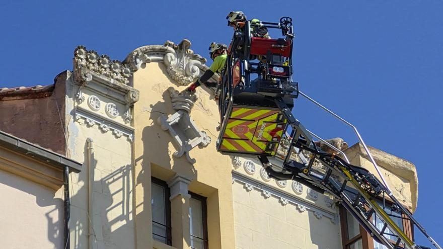 Los Bomberos de Zamora toman la Plaza Mayor para sanear la cornisa de un edificio junto al Consistorio