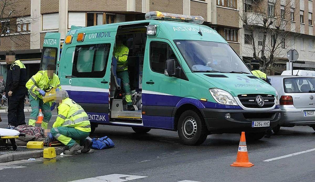 Una mujer da a luz en plena calle de Ávila dentro de una UVI móvil cuando se dirigía al hospital en autobús