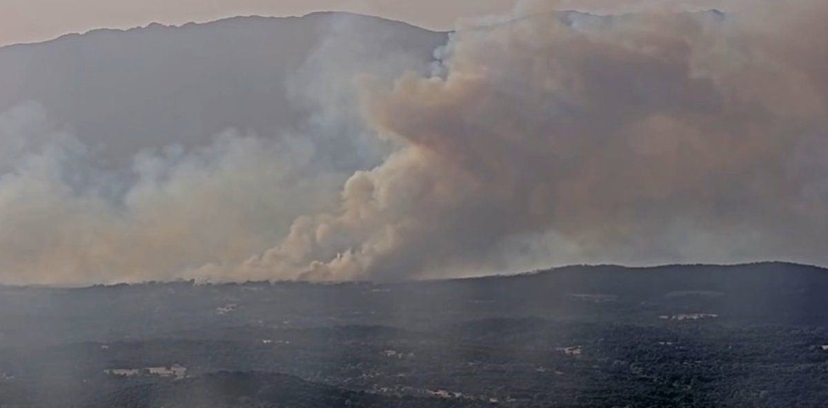 El fuego de Burgohondo obliga a evacuar la urbanización La Picota en La Adrada ante el riesgo de reactivación