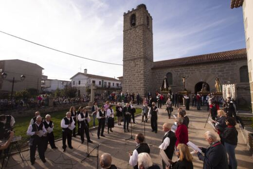 Navaluenga revive su tradición más antigua con la Procesión de los Romances bajo el cielo de Gredos