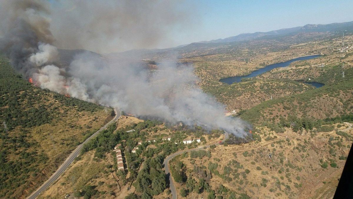 El incendio de Burgohondo vuelve a despertar: reactivaciones en La Adrada y El Tiemblo mantienen en alerta a los equipos de e