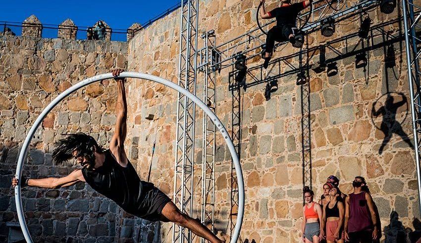 Ávila se queda a oscuras para descubrir un circo que se vive con todo el cuerpo