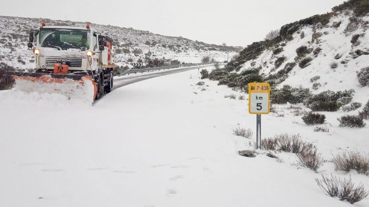 Los operarios que limpian las carreteras abulenses en plena nevada piden protección antes de que sea demasiado tarde
