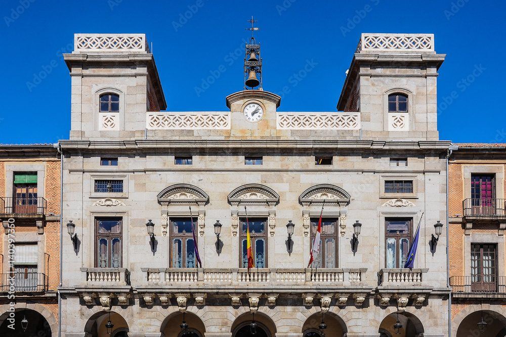 Ávila activa por fin el motor político: la legislatura municipal empieza a rodar tras meses de calentamiento