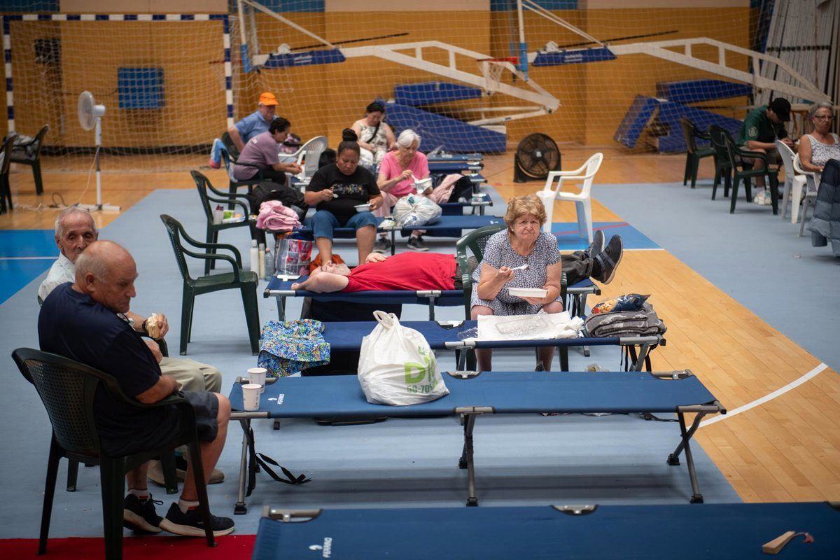 Casi 2.900 personas atendidas en Ávila tras los incendios que obligaron a evacuar residencias enteras y miles de vecinos