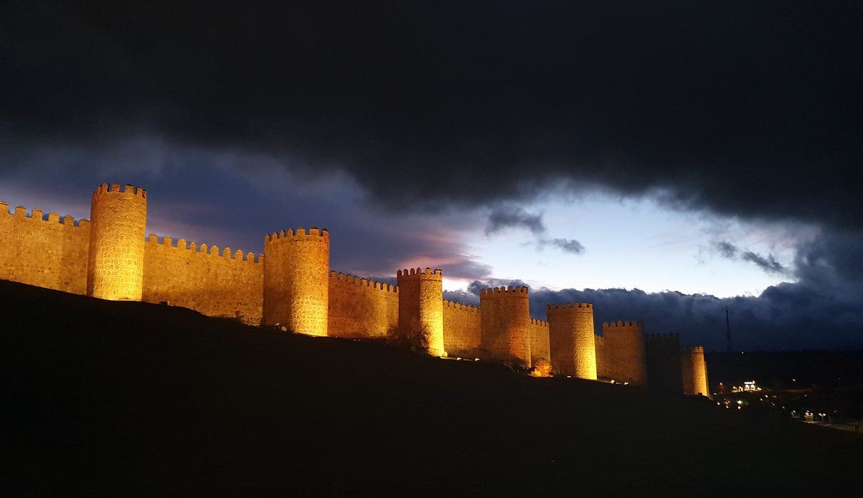 Ávila se detiene ante el cielo: el eclipse marca un momento histórico en toda la provincia