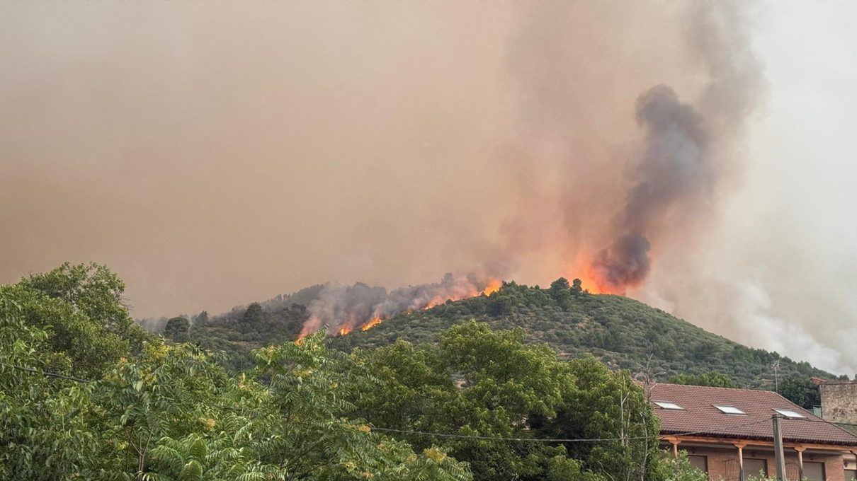 Los vecinos de cinco pueblos abulenses pueden volver a casa tras una noche de avances contra el incendio