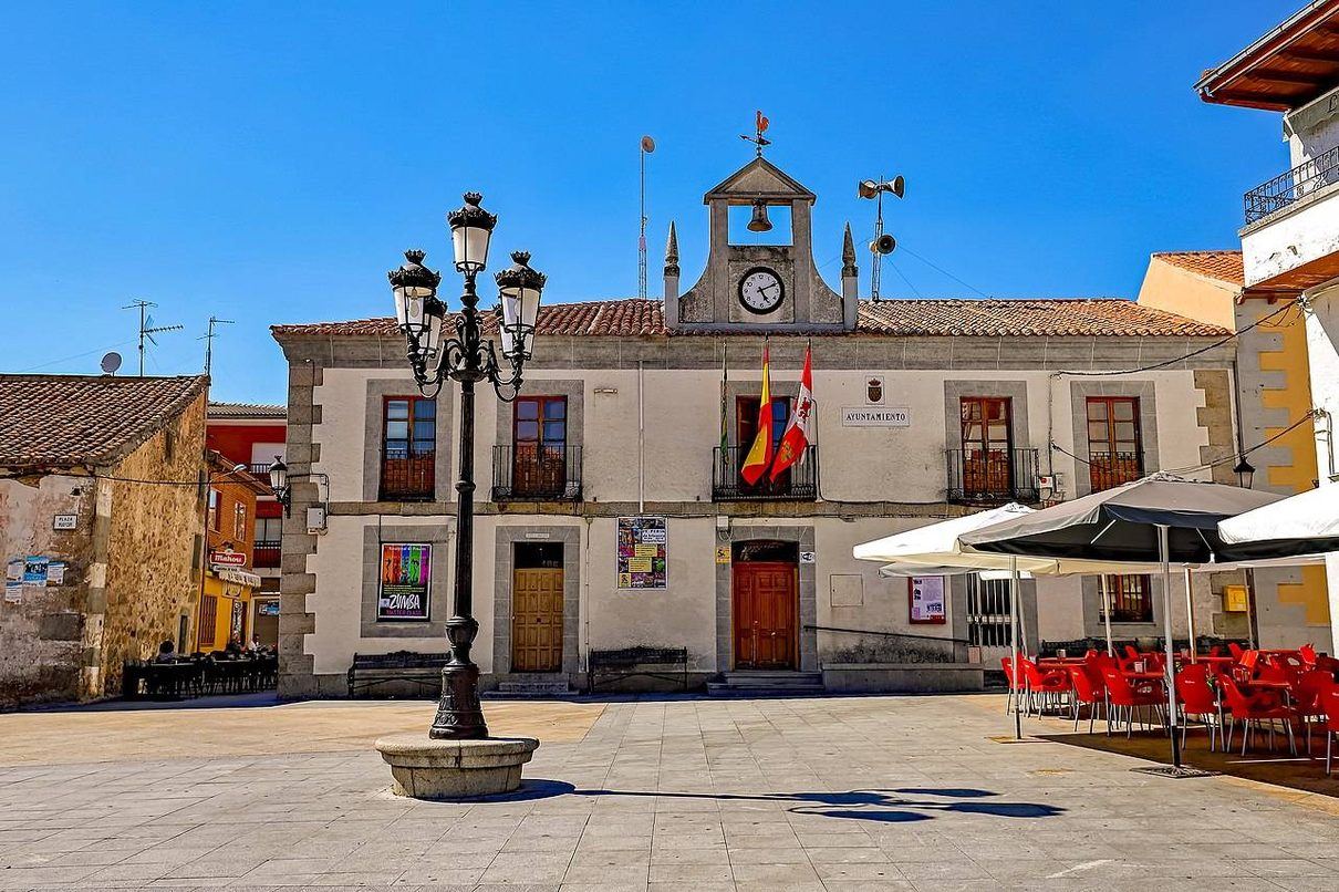 El grupo de teatro Hierbabuena llena hasta la bandera Navalperal con una comedia de cuidado