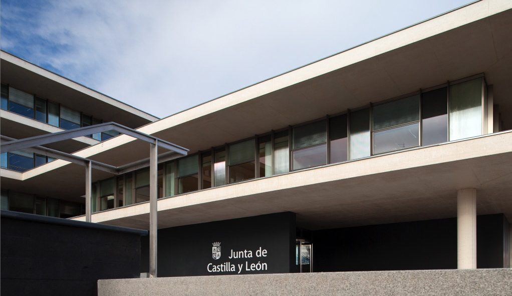 La oposición en Ávila acusa a Mañueco de hipocresía por anunciar ayudas contra la violencia de género mientras recorta políti