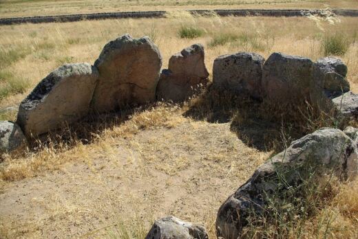 El dolmen de Bernuy Salinero cobra vida con una visita teatralizada que acerca la prehistoria a los abulenses
