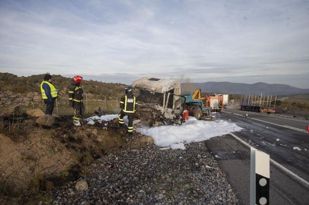 Los incendios dejan 16 carreteras cortadas en la provincia de Ávila y obligan a los conductores a buscar rutas alternativas