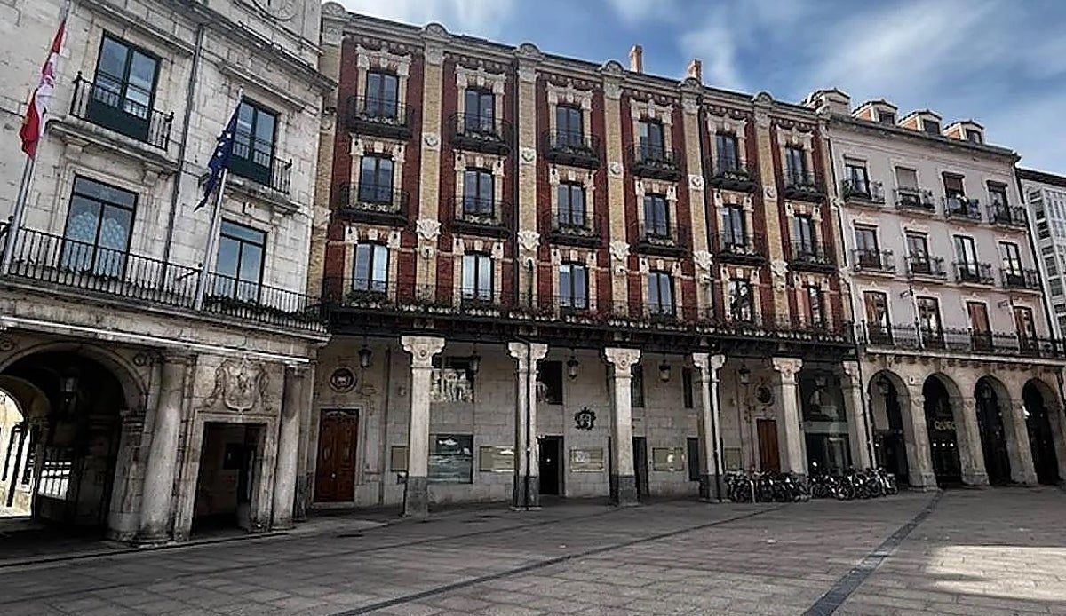 El Padrón de Burgos regresa al Espolón tras dos meses de servicio extraordinario por la regularización de inmigrantes