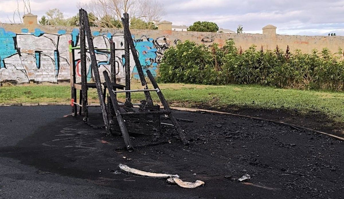 Queman por segunda vez el tobogán del parque de Benito Pérez Galdós: 30.000 euros en destrozos en menos de dos años