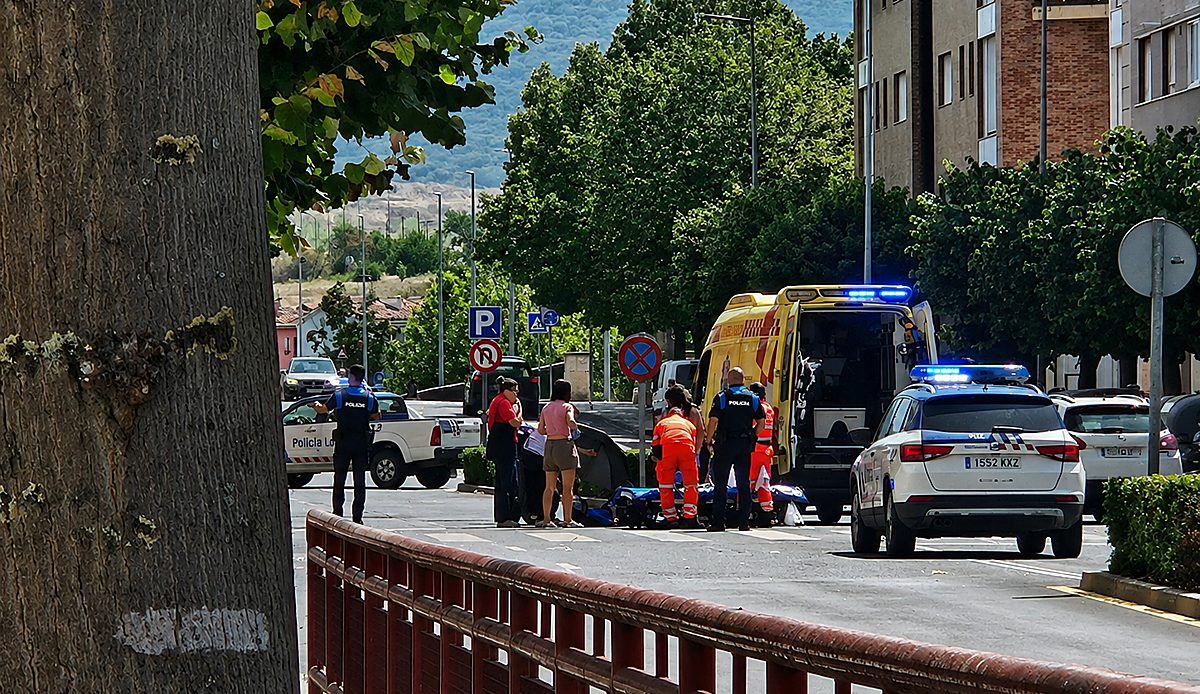Un joven motorista acaba en manos de los sanitarios tras ser arrollado por un coche en pleno centro de Miranda de Ebro