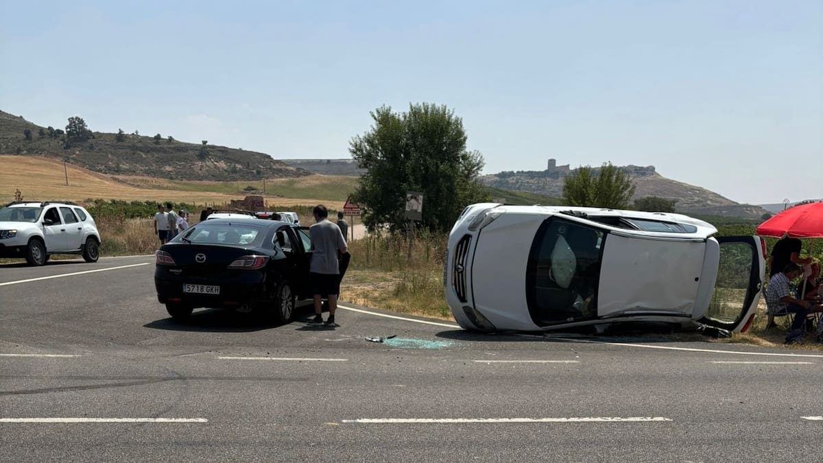 Dos mujeres heridas y dos niños asustados tras la colisión de dos turismos en una rotonda de Haza