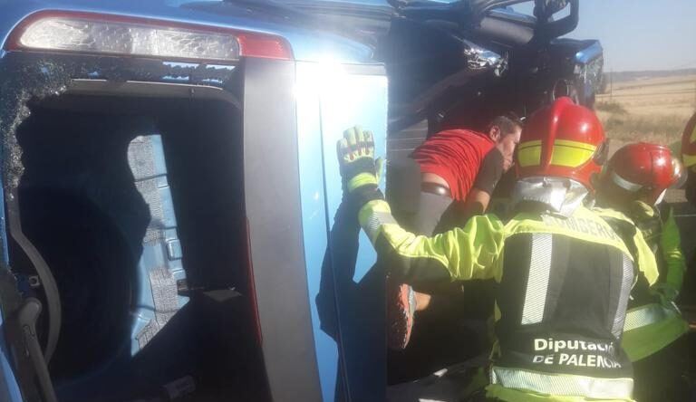 Un motorista acaba en manos de los sanitarios tras chocar con un turismo en la avenida de Palencia