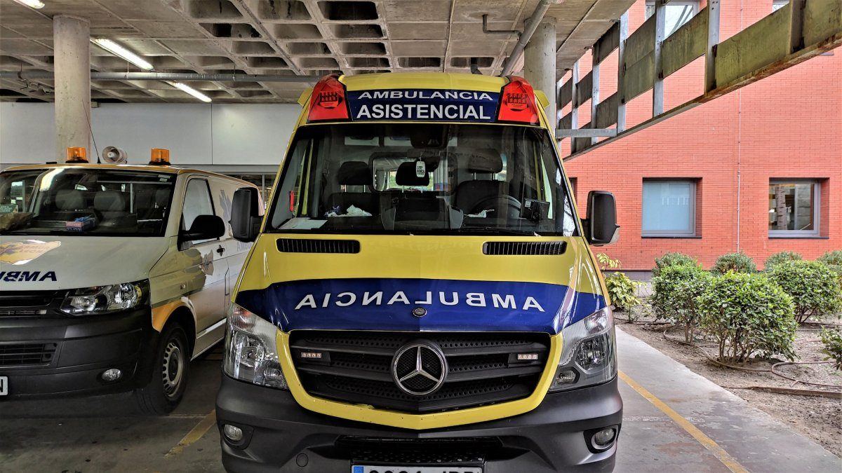 Un hombre queda atrapado al volcar su coche en un camino rural de Poza de la Sal