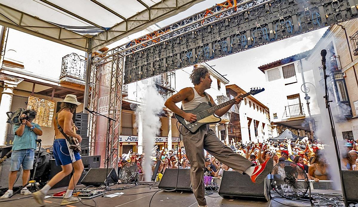 La plaza del Trigo vivió uno de los momentos más memorables del Sonorama con Sexy Zebras y la epopeya de Oslo Ovnies