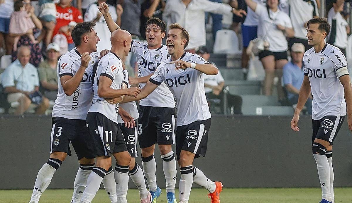 El Burgos CF arranca la temporada con una remontada de infarto que enloqueció El Plantío