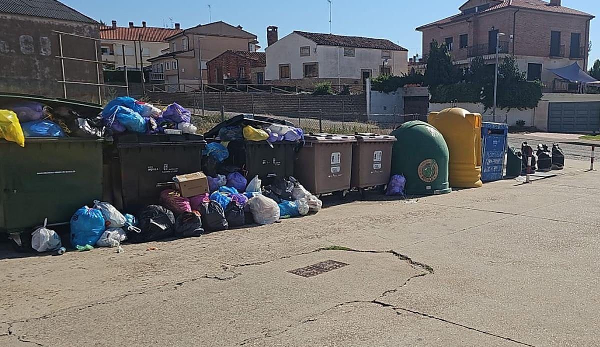 Lerma se ahoga en basura: la ausencia del operario de recogida y el turismo del eclipse desbordan los contenedores de la vill