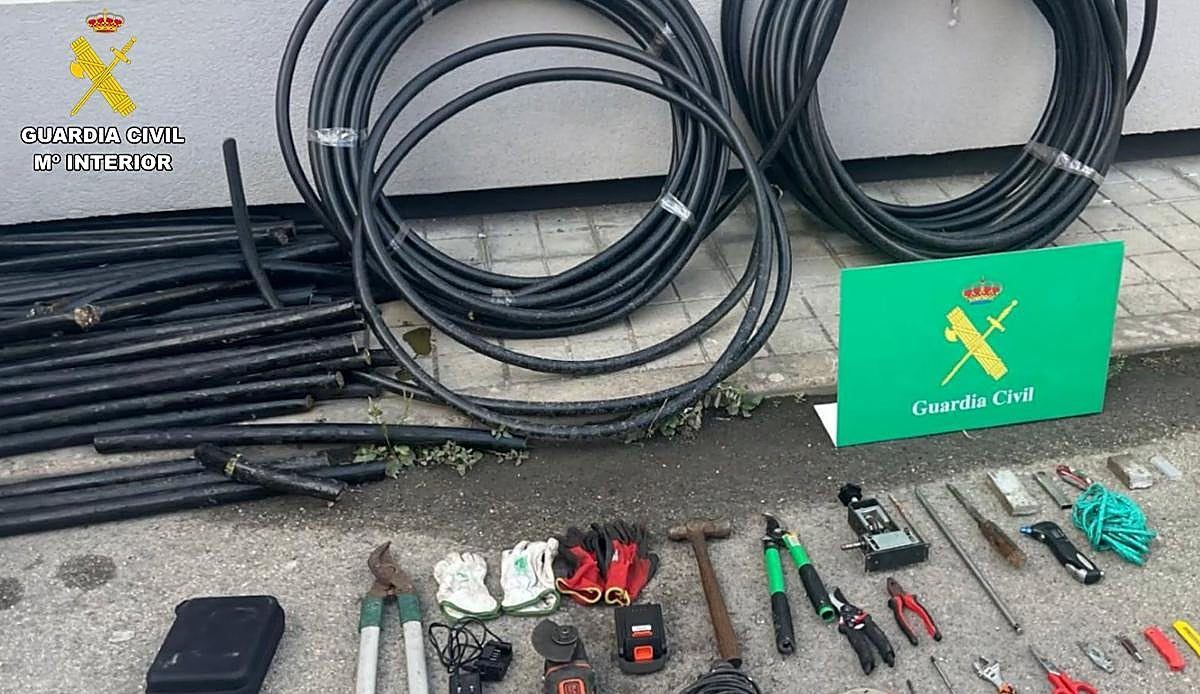 Detenido en el Valle de Mena con cobre robado, metanfetamina y un táser tras intentar huir en un coche que él mismo había den
