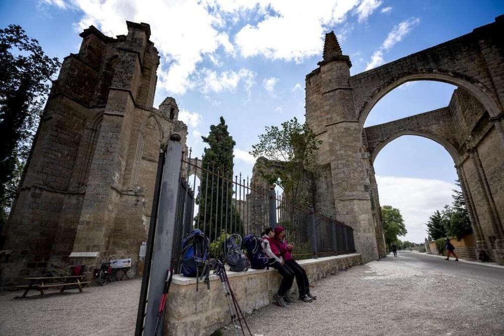 La Diputación de Burgos toma cartas en el asunto para liberar las ruinas de San Antón del paso de vehículos