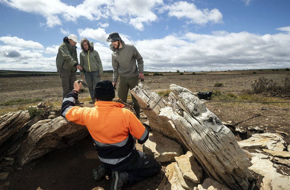 El dolmen de Villafría esconde un esqueleto sin cabeza y más de mil años de historia enterrada en las Loras