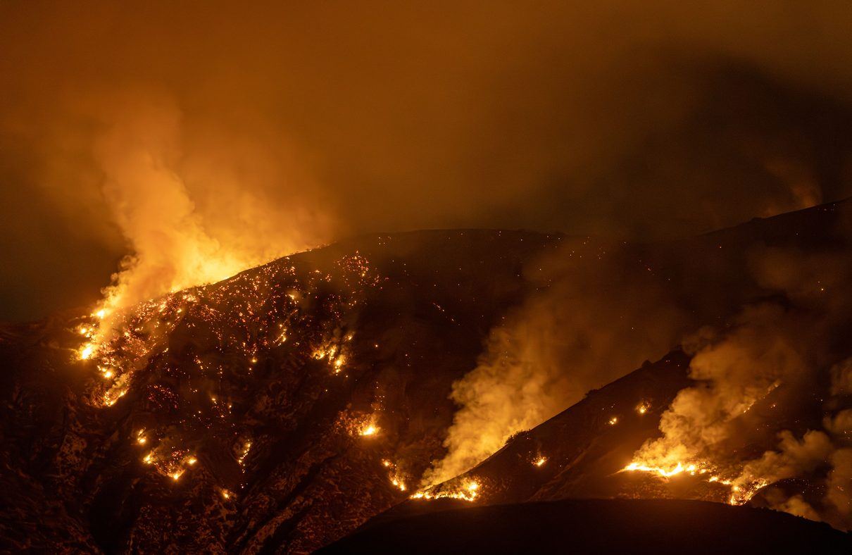 Un incendio forestal irrumpe en La Granja mientras cientos de jóvenes celebran una rave ilegal
