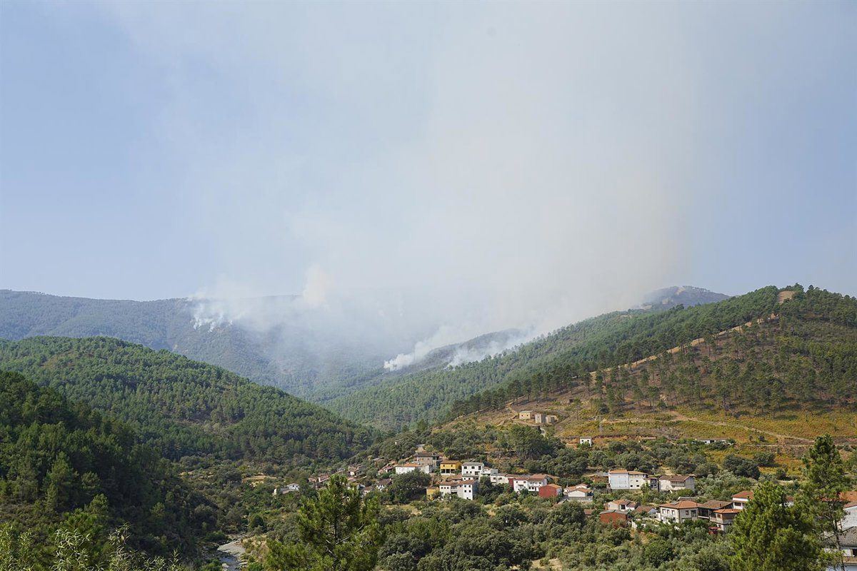 Los vecinos de Las Hurdes vuelven a casa: el incendio de Pinofranqueado remite pero mantiene puntos calientes durante la noch