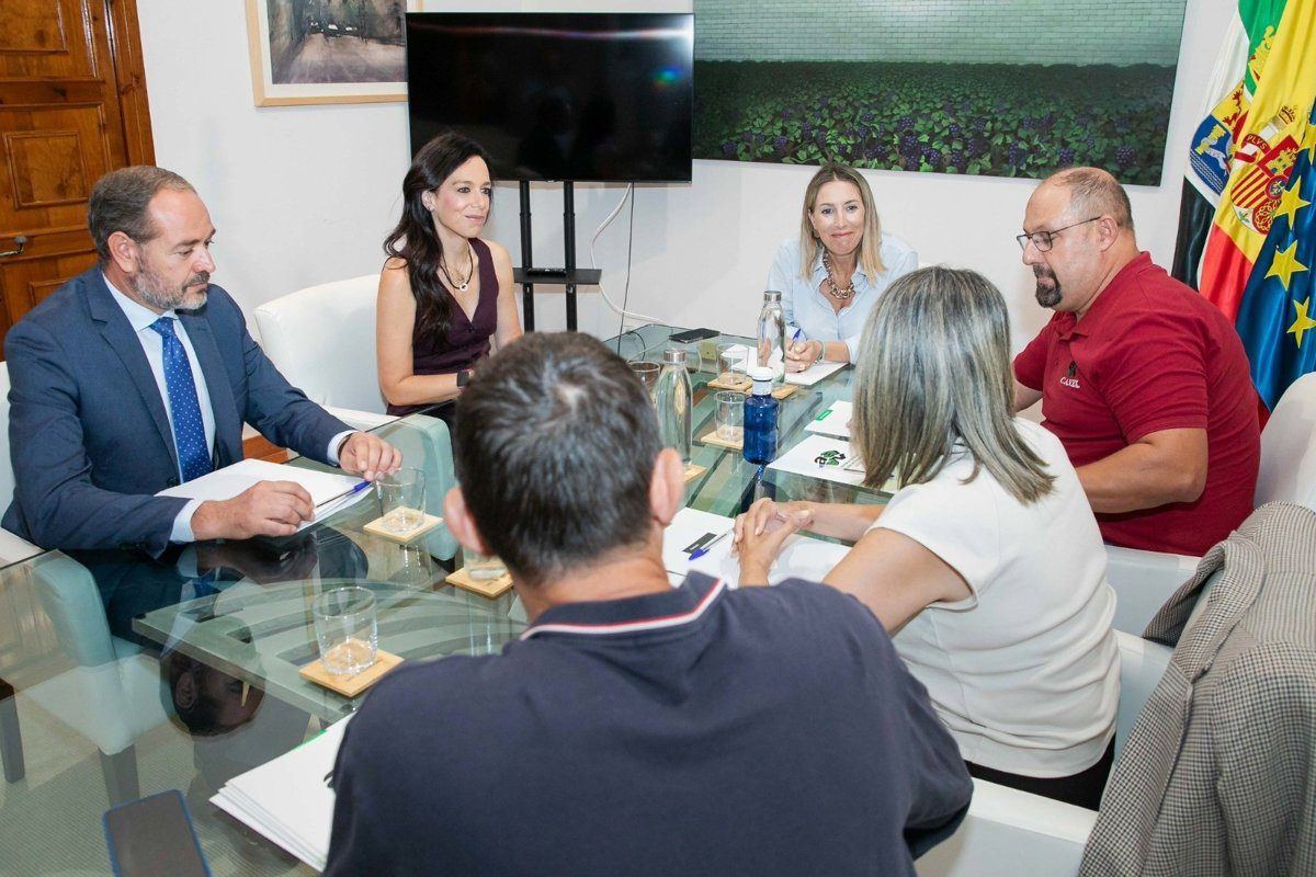 Vecinos de Cáceres exigen a Guardiola el centro de salud de El Junquillo, más vivienda social y cobertura móvil en el hospita