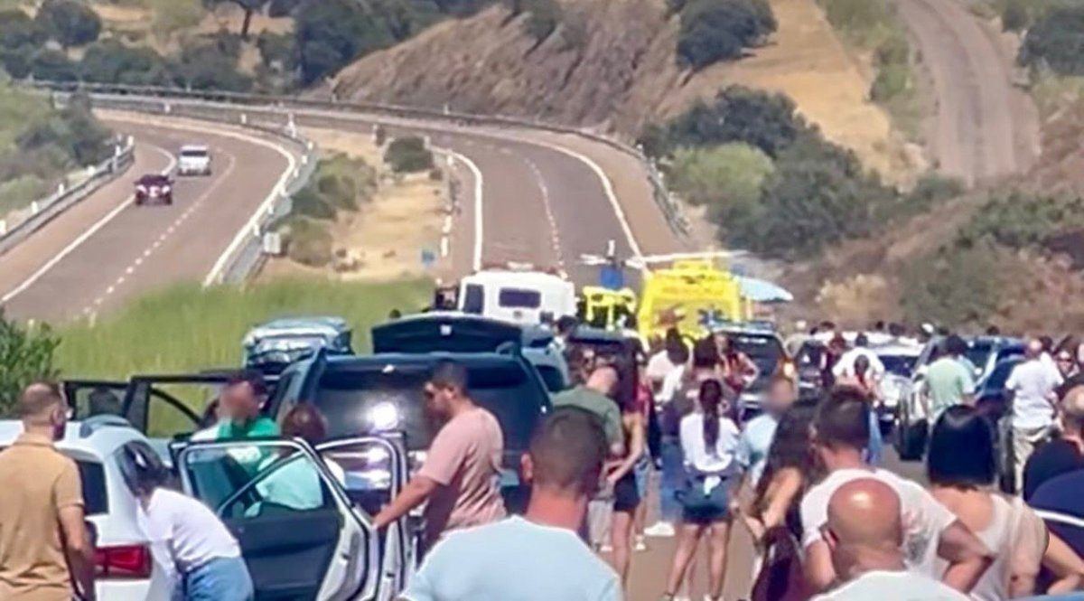 Muere un motorista de 51 años al chocar con vehículos parados en la A-5 a su paso por Cáceres