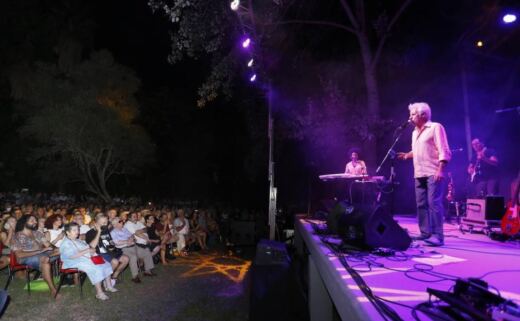 Más de 5.200 cacereños despiden un verano de música solidaria en los jardines de Pedrilla