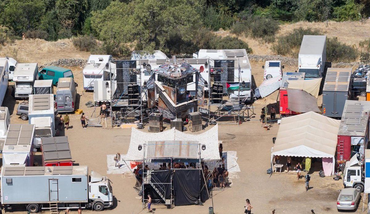 Más de 3.000 personas comienzan a dejar La Granja tras cinco días de rave ilegal en plena naturaleza cacereña