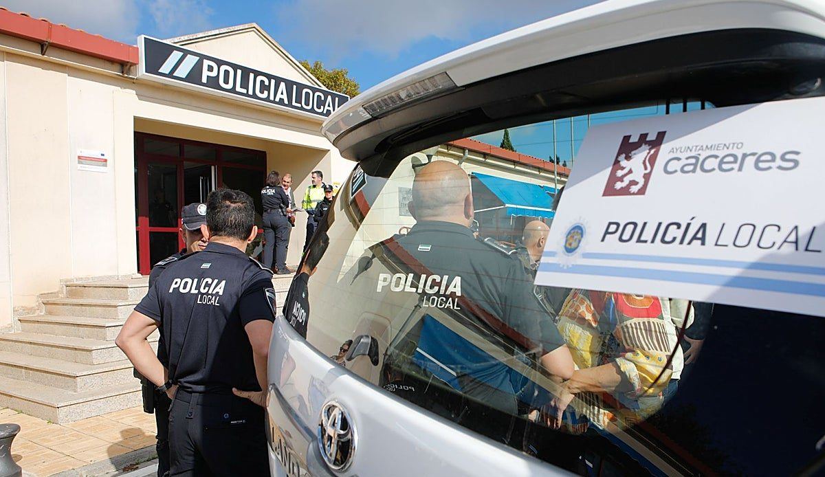 Un policía jubilado y agentes en activo salvan la vida de un conductor en la umbría de la Montaña de Cáceres